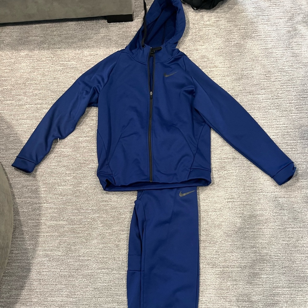 Nike sweatshirt and pants comes with both